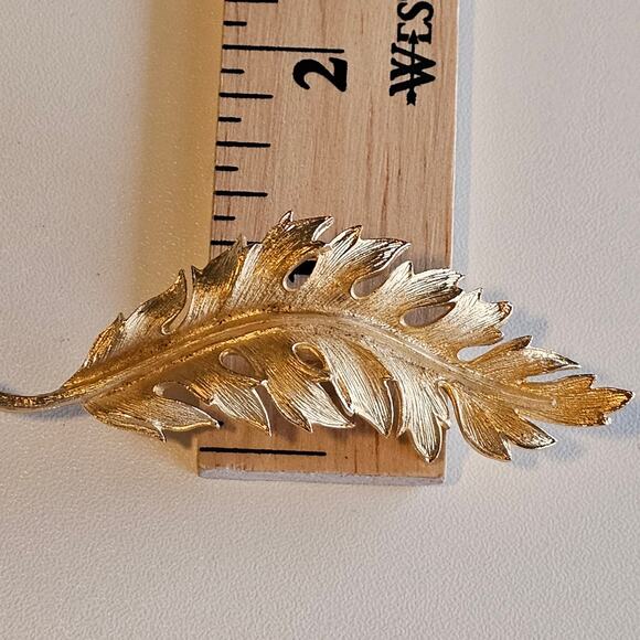Vintage Coro Gold Leaf Brooch Pin Signed - Picture 5 of 6
